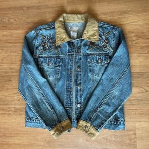 VINTAGE  Embroidered denim jean jacket Size L